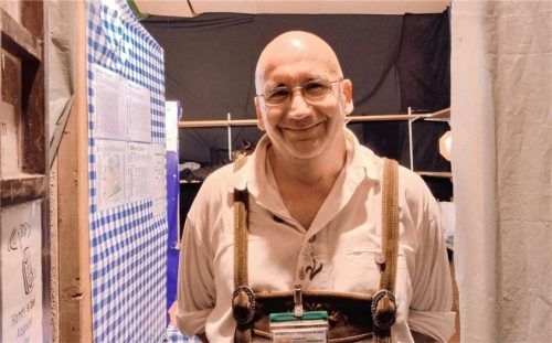 Hat schon zahlreiche kuriose Fundstücke in seinem Fundbüro auf dem Herbstfest angenommen: Michael Kunz. Foto Birkhof