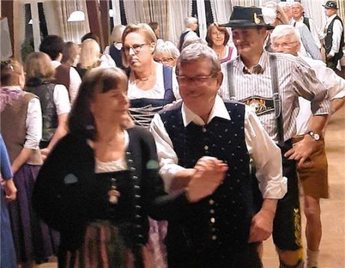 Herbert Bogensberger führt den Auftanz an.

Foto  Volkstanzkreis Rosenheim