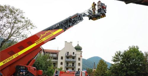 Hoch hinaus ging es im Korb der großen Drehleiter. Vor allem Mütter und Kinder ließen sich die Vogelperspektive nicht entgehen. Foto Rehberg