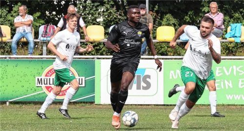 Ighagbon Endurance (Mitte) erzielte beim 3:0-Sieg gegen Waldperlach seinen zweiten Saisontreffer.Foto Gabi Zucker