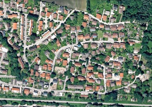 Im Bereich von Sudetenstraße, Karolinenhöhe und Am Gangsteig ist eine neu geordnete Regenentwässerung erforderlich, damit die Grundstücke bei Starkregen nicht überschwemmt werden.Foto  Bayerische Vermessungsverwaltung