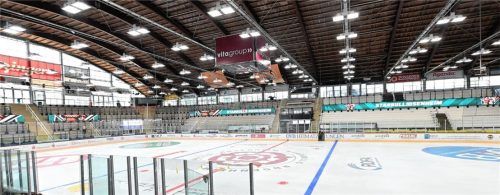 Im Rosenheimer Eisstadion hat sich in den letzten zwei Jahren einiges verändert. Ganz neu ist das LED-Laufband, das eine völlig neue Einnahmequelle bietet und hervorragend angenommen wurde.