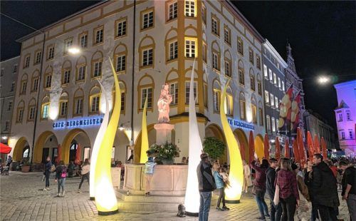 In der gesamten Stadt warten unterschiedliche Attraktionen auf die Besucher der Rosigen Zeiten. Vor einem Jahr wurde der Max-Josefs-Platz von diesen Lichtinstallationen beeindruckend beleuchtet.Foto  Martin Rumberger, Chris Lee Photodesign