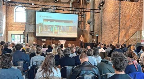 In spannenden Fachvorträgen wurden Praxisbeispiele vorgestellt. Architektin Tina Kammer stellte Formen der Kreislaufwirtschaft beim Bauen vor. Foto  Gerlach