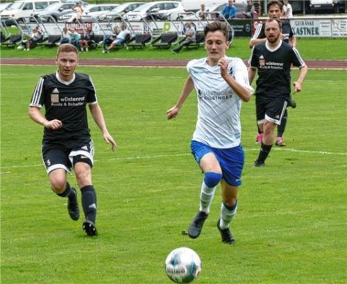Inzells Lukas Lackner (links) im Laufduell mit dem Auer Marius Kubik.Foto Helmuth Wegscheider