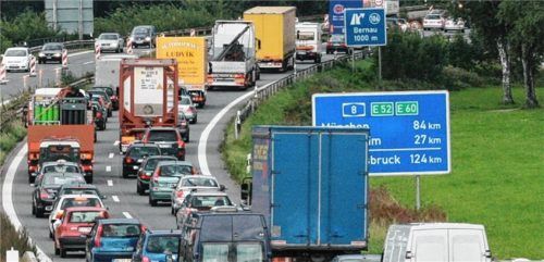Ist Stau auf der A8 am Chiemsee, weichen viele Fahrer auf Bernau aus.Foto  Berger