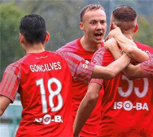 Janik Vieregg (Mitte) sorgte für die Entscheidung zugunsten der Wasserburger.Foto Christian Butzhammer