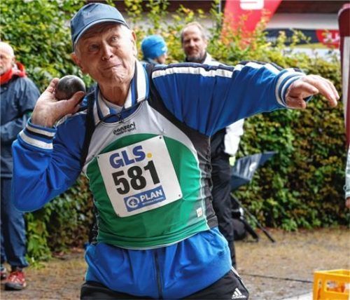 Josef Riedl vom TuS Bad Aibling wurde deutscher Meister im Kugelstoßen und Diskuswurf der M90.Foto Ludwig Stuffer