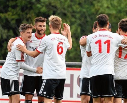 Jubel beim TSV Teisendorf um Goalgetter Daniel Stippel über den Führungstreffer im Spitzenspiel gegen die SG Schönau.Foto Christian Butzhammer