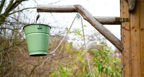 Kalte Dusche gefällig? Ältere Leser erinnern sich noch gut an Zeiten, in denen warmes Wasser keine Selbstverständlichkeit war.Foto  dpa