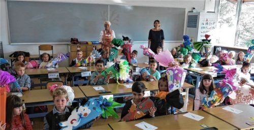 Klasse 1a mit Rektorin Birgit Splett (links) und Klassenleiterin Susanne Adam. Foto Baumann