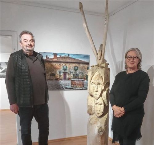 Klaus Rünagel und Bernadette Stöttner vor ihren Werken „Moteriggioni“ und „Aus der Familie wachsen“ Foto Riedl
