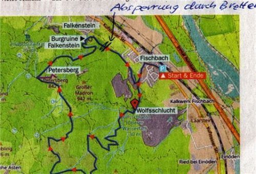 Knapp unterhalb der Burg versperrt ein Bretterverschlag den Philosophenweg. Wo genau, das zeichnete der Redaktion ein verwunderter Leser von Hand ein. re