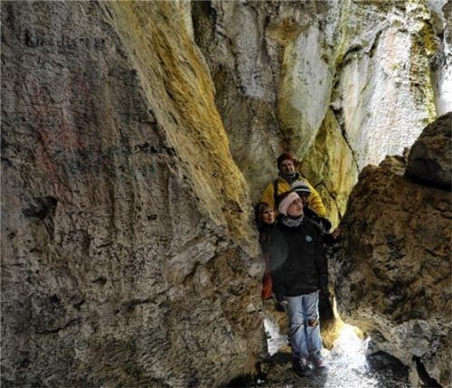 „Kolkenkluft“ wird dieser schmale und spektakulär hohe Durchgang in der Wendelsteinhöhle genannt.Foto Hofmann