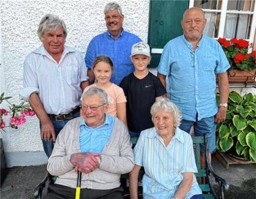 Kommen gemeinsam auf 400 Lebensjahre: (erste Reihe) Resi Lottner und Josef Maurer senior, Josef Schneidt (dritte Reihe rechts) und Franz Schweiberer (dritte Reihe links), Josef Maurer junior (dritte Reihe Mitte) sowie die jüngsten Geburtstagskinder Magdalena Oberauer und Fritz Liegl.