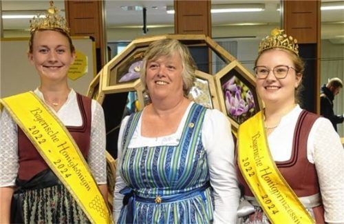 Kreisvorsitzende Angela Sollinger (Mitte) mit Honigkönigin Victoria Seeburger (links) und -prinzessin Linda Jakob.