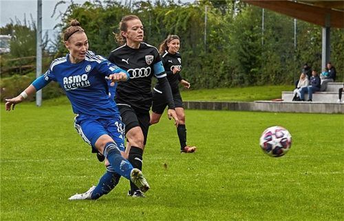 Lena Grabmeier beim Torschuss, der allerdings gehalten wurde. Foto  Dirk Habermann