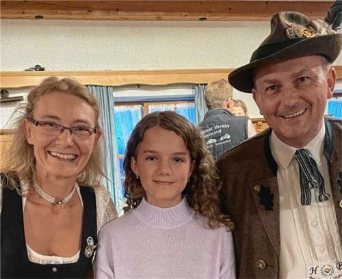 Lisa Sailer (Mitte) konnte die Jubiläumsscheibe gewinnen. Die Zweite Vorsitzende Maria Weiß und der Vorsitzende Hubert Blank freuen sich mit ihr.Foto re