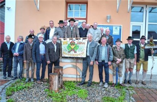 Mannsbilder mit Frosch: Seit drei Jahrzehnten sind die „Moosdapperer“ eine eingeschworene Gemeinschaft.  Foto Niessen