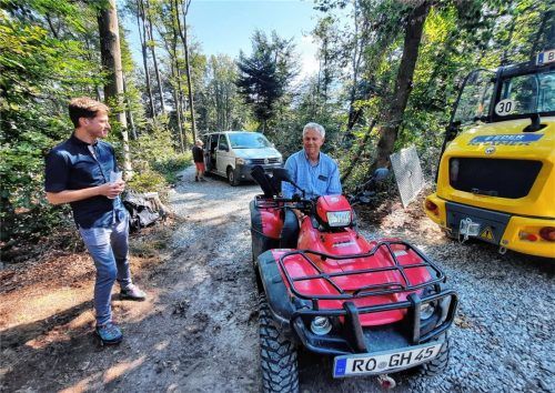 Manuel Gotthalmseder (links), Projektleiter der Bahn für den Brenner-Nordzulauf, und Hajo Gruber, Bürgermeister von Kiefersfelden tauschen sich über den Fortschritt der Sondierungen am Buchberg aus.Foto  Weiser