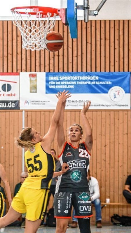 Manuela Scholzgart bei zwei ihrer 16 Punkte beim Spiel in München. Foto Stefan Pfuhl