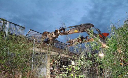 Mit Bronzezangen demontieren die Baggerführer die Reling. Stück für Stück wurde die ehemalige Autobahnüberführung bei Seehaus abgebaut.