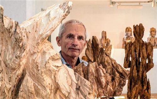 Mit der Verletzlichkeit des Menschen beschäftigt sich der international angesehene Holzbildhauer Andreas Kuhnlein in seinem Werk.