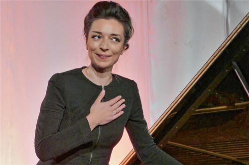 Mit etwas scheuer Freude nimmt die Pianistin Yulianna Avdeeva den Applaus entgegen.Foto Janka