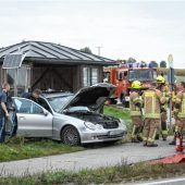Mercedes landet in Bushaltestelle