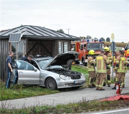Mit hydraulischem Gerät musste die 55-Jährige aus ihrem Fahrzeug befreit werden.Foto FDL/Lamminger