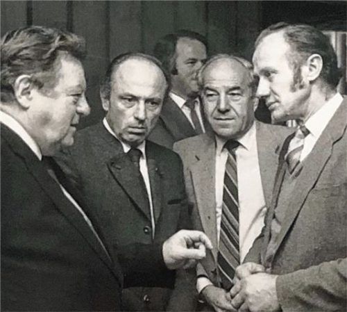 Mitte der 80er-Jahre: Hans Stöttner (rechts) im Gespräch mit Ministerpräsident Franz-Josef Strauß, Landrat Dr. Max Gimple und OVB-Chefredakteur Günter Oberst. Foto re