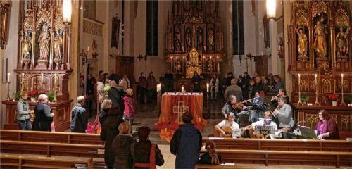 Musik und Erzählungen: In der Pfarrkirche Eggstätt erfreuen sich die Besucher an einem vielfältigen Angebot. Foto Voit