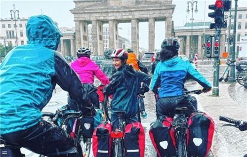 Nach acht Tagen im Sattel und 700 Kilometern in den Beinen erreichten die Kinder und Jugendlichen das Brandenburger Tor.
