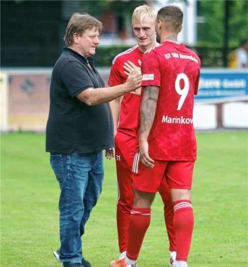 Nach dem Sieg: Trainer Klaus Seidel klatscht Luca Jesse und Sascha Marinkovic (von links) ab.Foto Wolfgang Fehrmann
