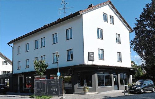 Neuer Anstrich und mehr Parkplätze: Das Restaurant „ban bè“ an der Salzburger Straße 36 ist ein neuer Anziehungspunkt am Schloßberg. Foto Schlecker