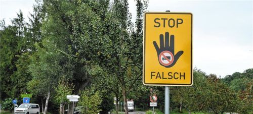 Nicht zu übersehen, nicht falsch zu verstehen: Direkt an der Abzweigung an der Innbrücke und an der letzten Wendemöglichkeit vor der Engstelle in der Innleitenstraße halten Schilder die Lkw von der Durchfahrt ab.Foto Schlecker