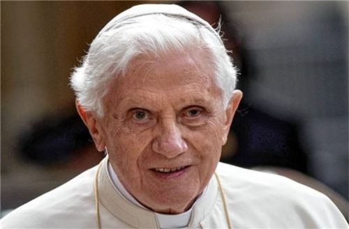 Ob der emeritierte Papst Benedikt XVI. auch persönlich vor dem Landgericht Traunstein erscheinen muss, ist noch offen. Foto dpa