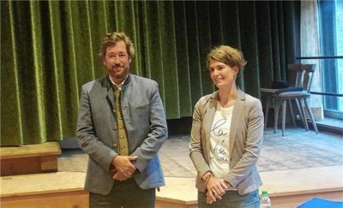 Offiziell aufgenommen: Bürgermeister Matthias Bernhardt begrüßt Patrizia Kaiser als neues Mitglied im Oberaudorfer Gemeinderat. Foto Sautter