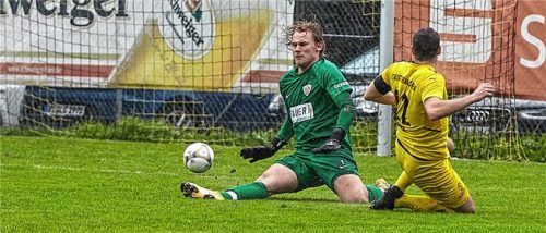 Ostermünchens Matthias Huber trifft durch die Beine von Buchbachs Keeper zum zwischenzeitlichen 1:1-Ausgleich. Foto Dirk Habermann