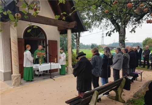 Pater Albert Poloczek zelebrierte den Gottesdienst vor der Katharinenkapelle. Foto Sedlbauer