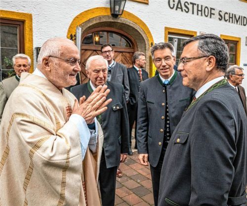 Pater Dr. Ulrich Dobhan OCD im intensiven Gespräch mit dem Leiter der Staatskanzlei, Dr. Florian Herrmann, das Adolf Dinglreiter und Landrat Otto Lederer (Zweiter von rechts) interessiert verfolgen.Foto Nitzsche