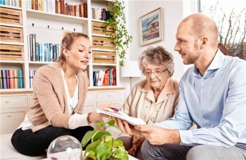 Pflegeberater unterstützen bei der Beantragung von Pflegegeld und der Organisation der Pflege. Foto compass private pflegeberatung GmbH
