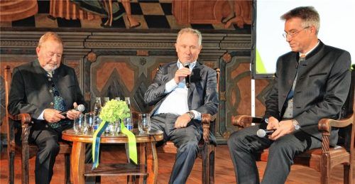 Plauderten aus dem Nähkästchen ihrer Erinnerungen: (von links) stellvertretender Landrat Josef Huber, der frühere Landrat Josef Neiderhell und der aktuelle Chef des Landratsamtes, Otto Lederer.Fotos Schlecker