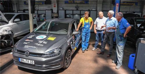 Praxistest mit e-Fuels bei einem VW Golf (v.l.): Holger Parsch, ZDK-Vizepräsident DetlefPeter Grün, der für Technik zuständige ZDK-Geschäftsführer Werner Steber und Hans-Jürgen Faul. Foto Autoren-Union Mobilität/FabuCar