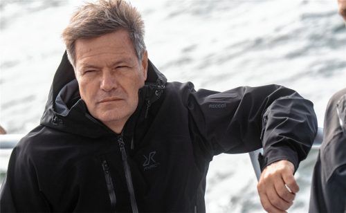 Robert Habeck (Bündnis 90/Die Grünen), Bundesminister für Wirtschaft und Klimaschutz, bei einer Besichtigung am Energiestandort Lubmin. Foto dpa