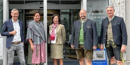 Rückblick auf ein Jahr mit extremer Dürre: Im Gespräch mit OVB-Reporter Michael Weiser (links) zogen Maria Fischbacher, Katharina Kern, Josef Andres und Klaus Gschwendner (von links) vom Bauernverband Bilanz.Foto  Baumeister