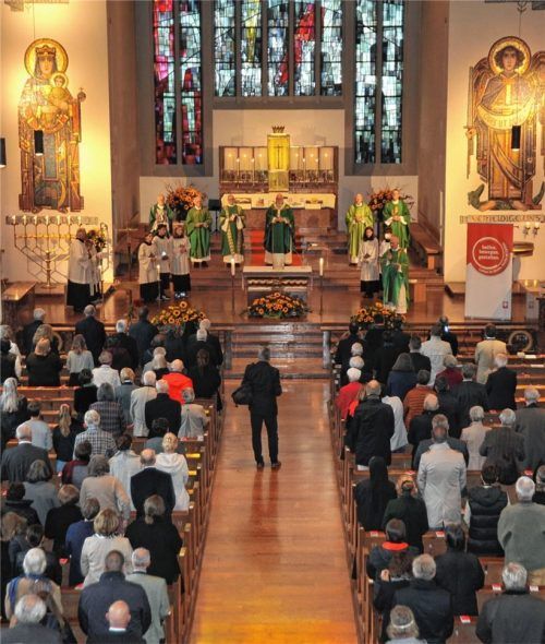 Rund 300 Besucher kamen zum Gottesdienst in der Rosenheimer Pfarrkirche Christkönig anlässlich des Jubiläums der Caritas.