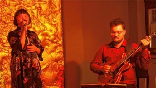 Sängerin Enji alias Enkhjargal Erkhembayar und Paul Brändle läuteten mit leiseren Stücken die Herbstsaison im „Le Pirate“ ein. Foto Friedrich