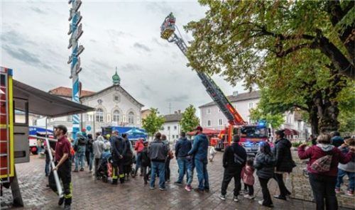 Schlange stehen an der Drehleiter: Bis in die Nacht wollten die Kolbermoorer hoch hinaus.