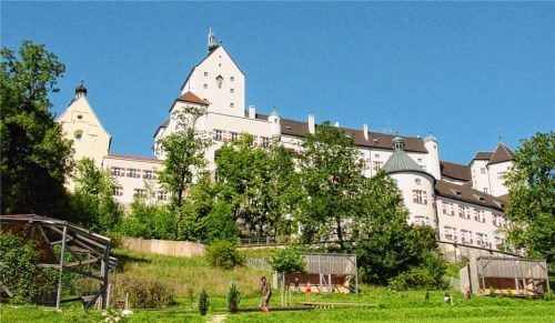 Schloss Hohenaschau wird seit Monatsbeginn nach dem Einbruch der Dämmerung nicht mehr beleuchtet.Foto Rehberg